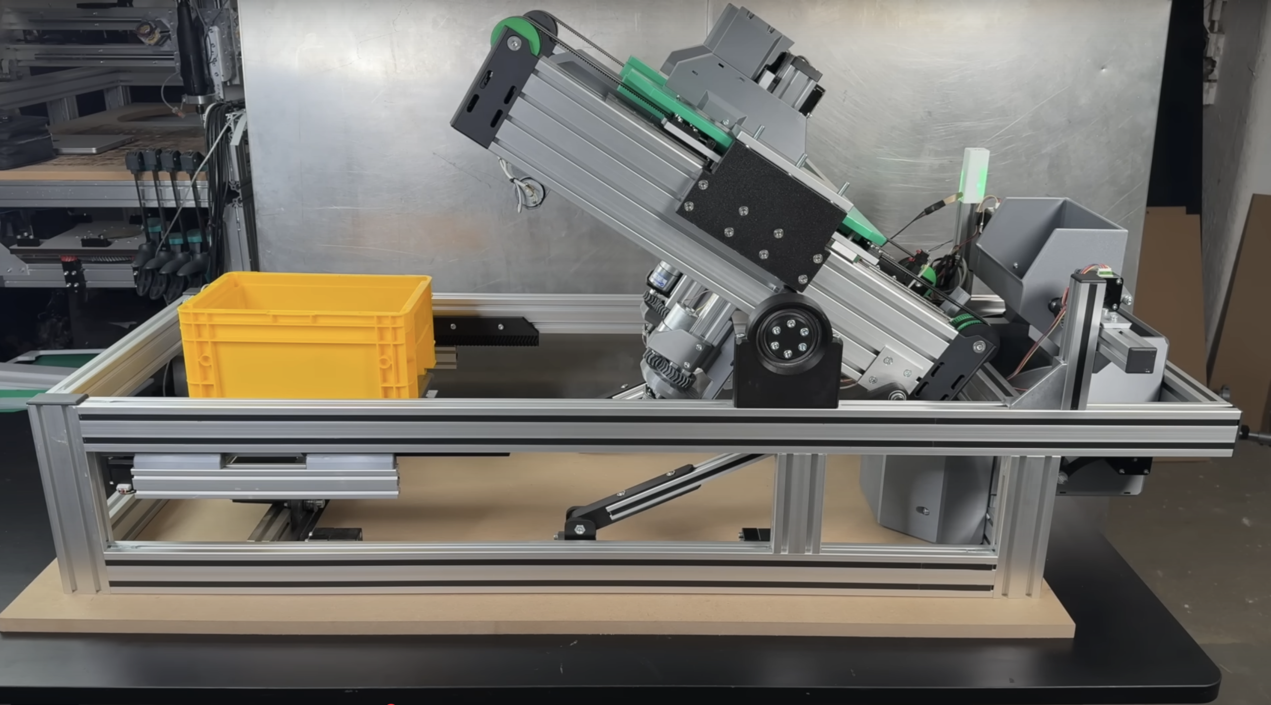 Sistema Automatico di Conteggio Fissaggi: Una Soluzione per Inventari Diversificati